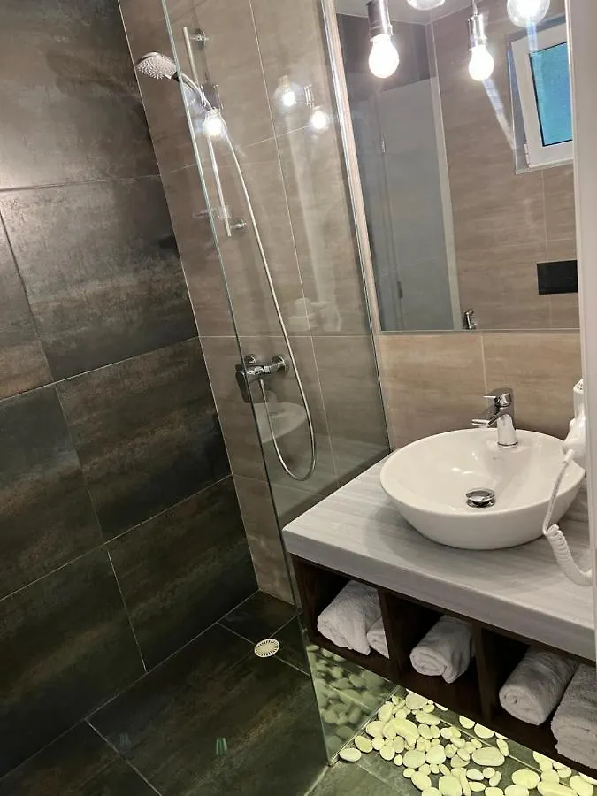 Kanes Bohemian Boutique Hotel Саранда